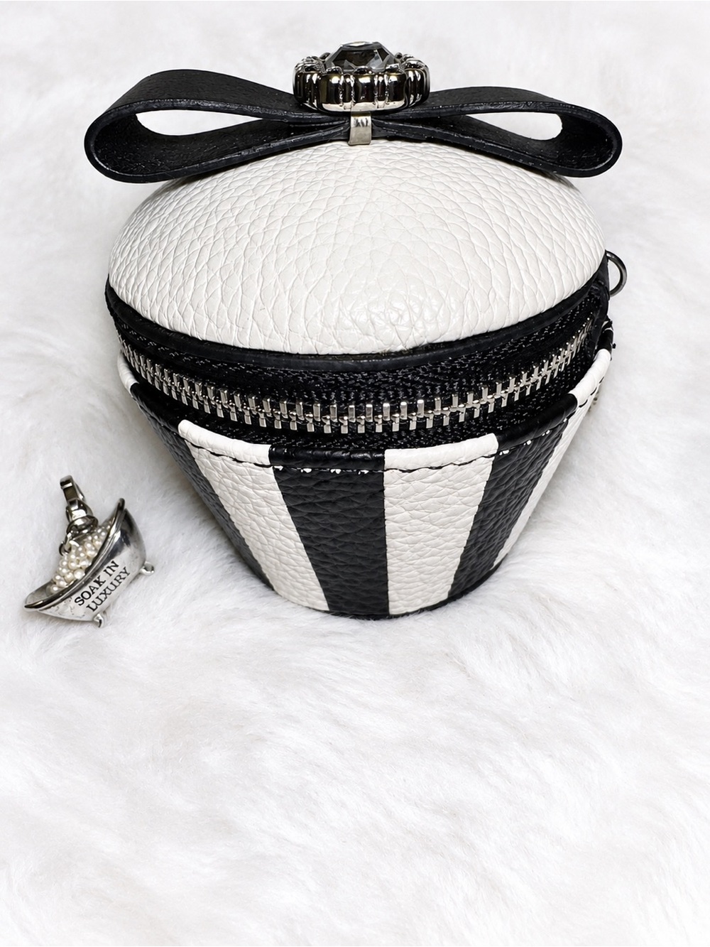 Brighton Rare My Flat In London Soak in Luxury Pearl Bathtub Charm & Case